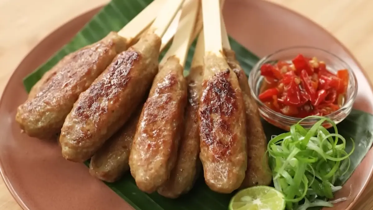 Sate lilit ayam manis khas Bali. (YouTube Devina Hermawan)