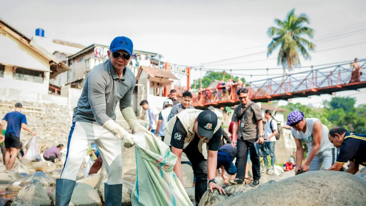 Wakil Wali Kota Bogor Jenal Mutaqin turut serta dalam kegiatan bersih-bersih di Sungai Ciliwung bersama warga Sempur. (Dok. Pemkot Bogor)