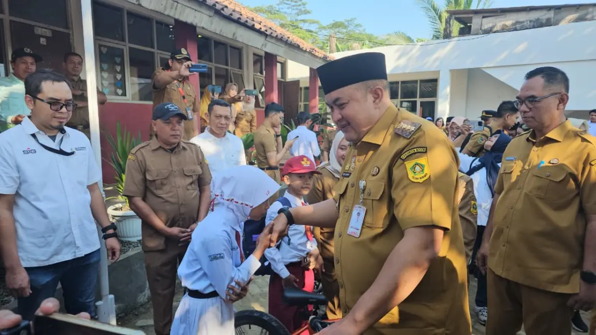 Bupati Bogor, Rudy Susmanto saat meninjau SD Negeri 05 Lulut, Klapanunggal, Kabupaten Bogor, Senin 27 Juli 2026. Pemkab Bogor akan membuat sumur bor di sana untuk mengatasi krisis air bersih. (Foto: Diskominfo for Radar Bogor)