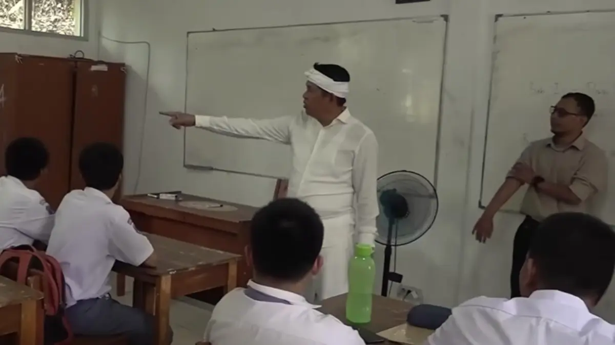Gubernur Jawa Barat, Dedi Mulyadi meminta warna cat kelas SMAN 1 Babakanmadang Bogor dicat warna putih semua.  (LEMBUR PAKUAN CHANNEL)