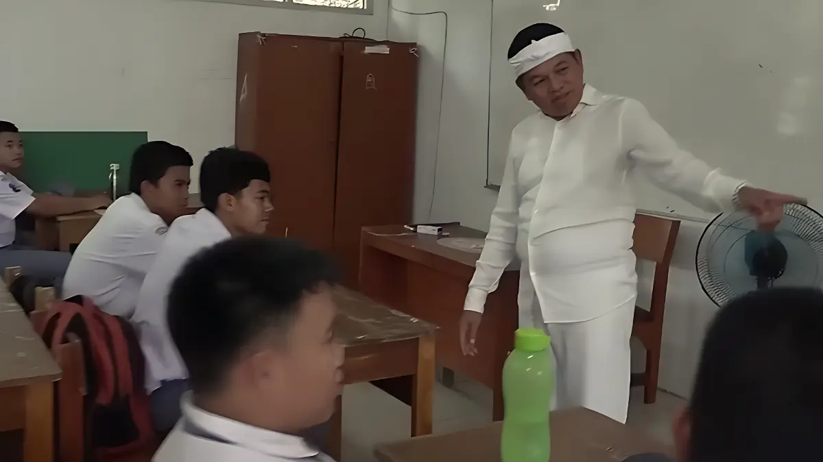 Gubernur Jawa Barat, Dedi Mulyadi minta siswa SMAN 1 Babakanmadang Bogor ajak orangtuanya perbaiki pintu rusak. (LEMBUR PAKUAN CHANNEL)