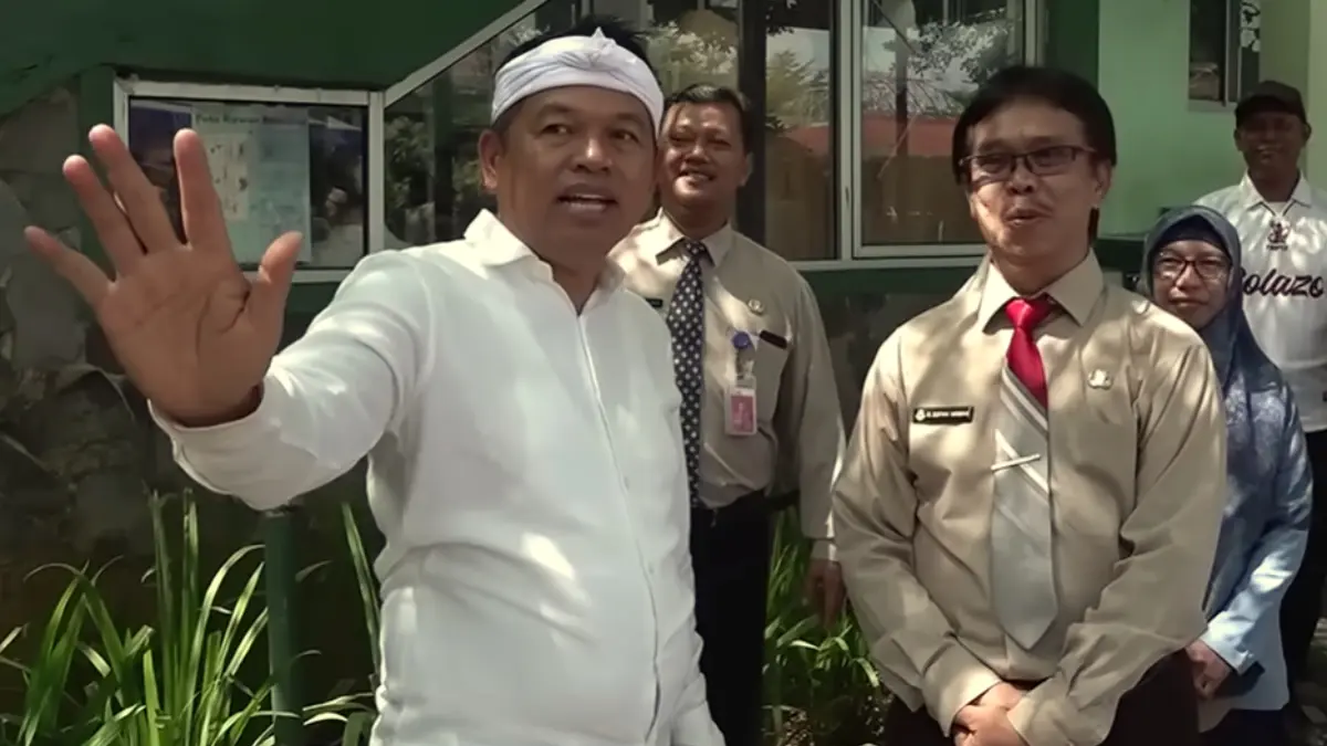 Gubernur Jawa Barat, Dedi Mulyadi perintahkan tidak boleh ada baliho di sekolah saat berkunjung ke SMAN 1 Babakanmadang Bogor.  (LEMBUR PAKUAN CHANNEL)