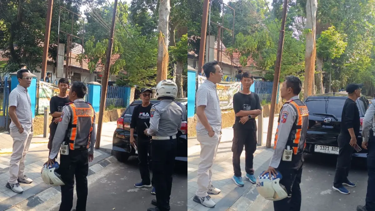 Ketua PWI Kota Bogor, Herman Indrabudi atau Aldo (kiri kemeja putih) usai dilarang parkir di depan kantornya sendiri.