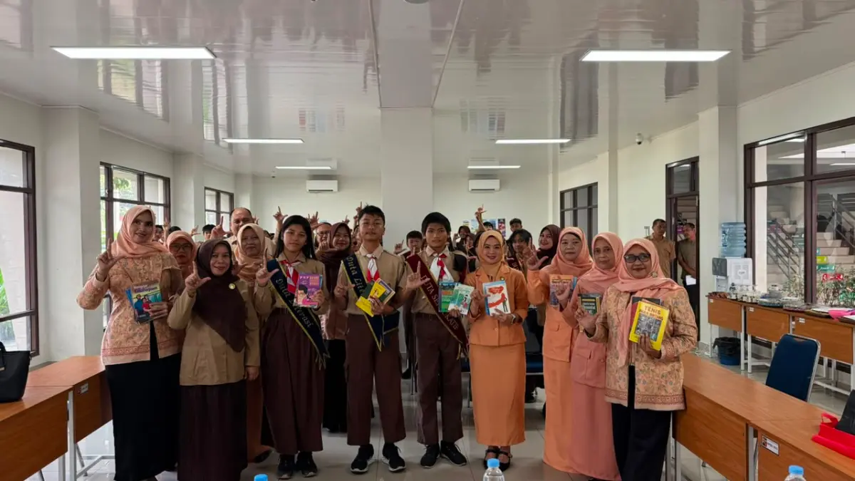 Penyerahan buku dari DWP Disdik Kota Bogor kepada SMPN 23 Kota Bogor. Foto: Dok DWP Disdik