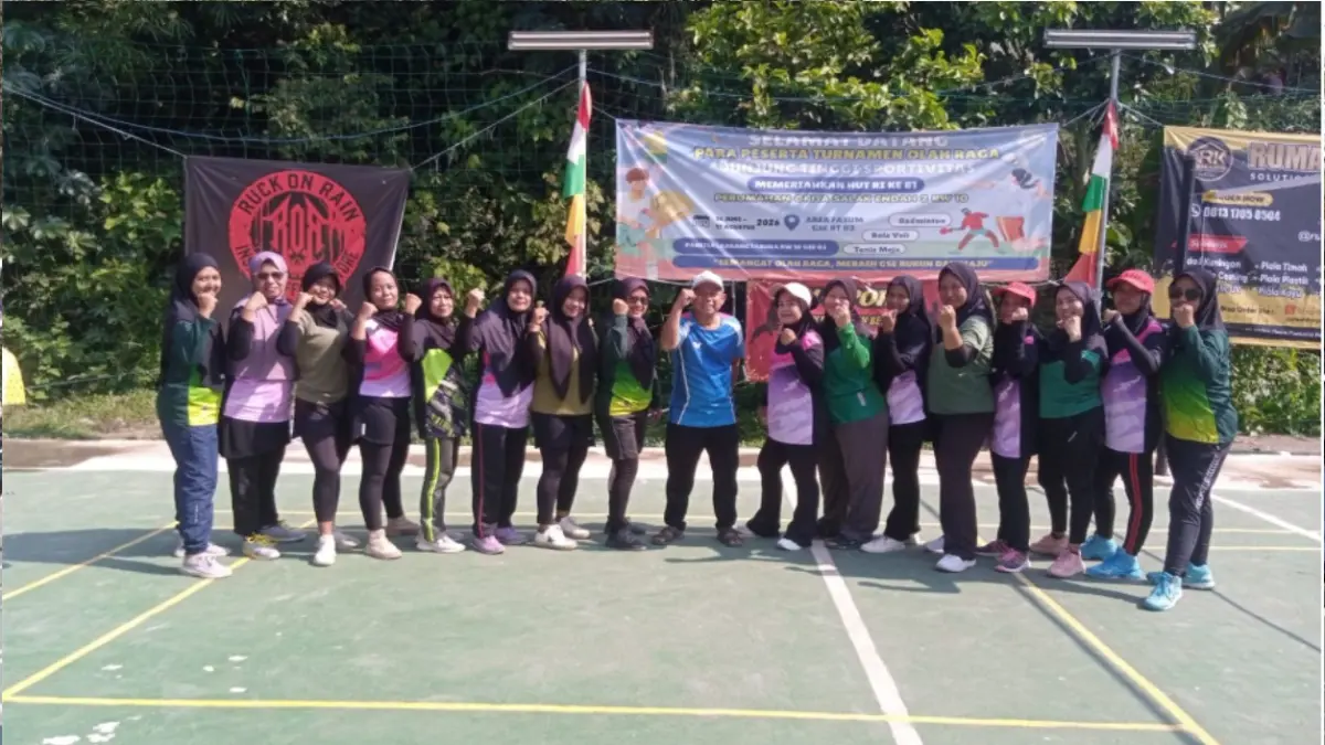 Peserta lomba turnamen voli memasuki lapangan untuk mulai pertandingan