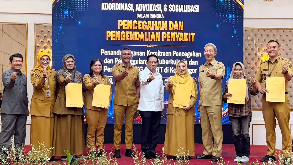 Wakil Menteri Kesehatan (Wamenkes) dr. Benjamin Paulus Octavianus menyerahkan penghargan kepada Kepala Puskesmas Pancasan dr. Dessy Yuliarty, MKM pada kegiatan koordinasi, advokasi, dan sosialisasi pencegahan serta pengendalian penyakit di Grand Savero Hotel Bogor. (Dok. Puskesmas Pancasan)