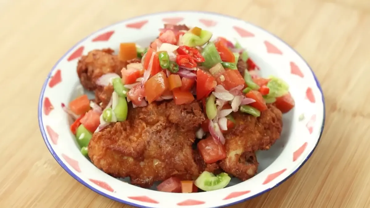 Ayam goreng bumbu kuning. (Foto: YouTube Devina Hermawan)