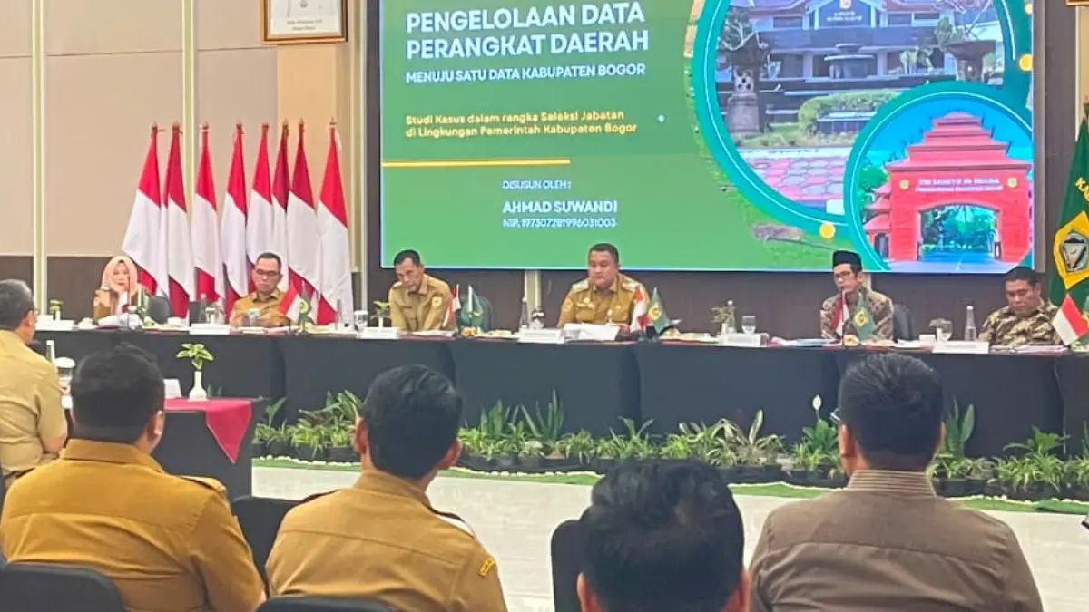 Bupati Bogor Rudy Susmanto bersama jajaran saat menyeleksi para pelamar yang akan mengisi jabatan di dua dinas di lingkup Pemerintah Kabupaten Bogor. (Billy/Radar Bogor)