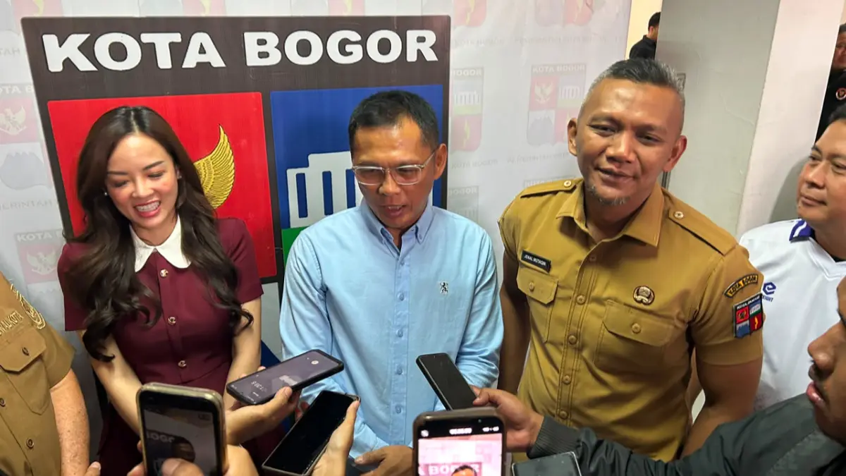 Kepala Dinas Pemuda dan Olahraga Provinsi Jawa Barat, Hery Antasari bersama Wakil Wali Kota Bogor Jenal Mutaqin usai membahas Porprov Jabar di Paseban Sribaduga, Balai Kota Bogor, Selasa, 28 Agustus 2026. (Fauzan/Radar Bogor)