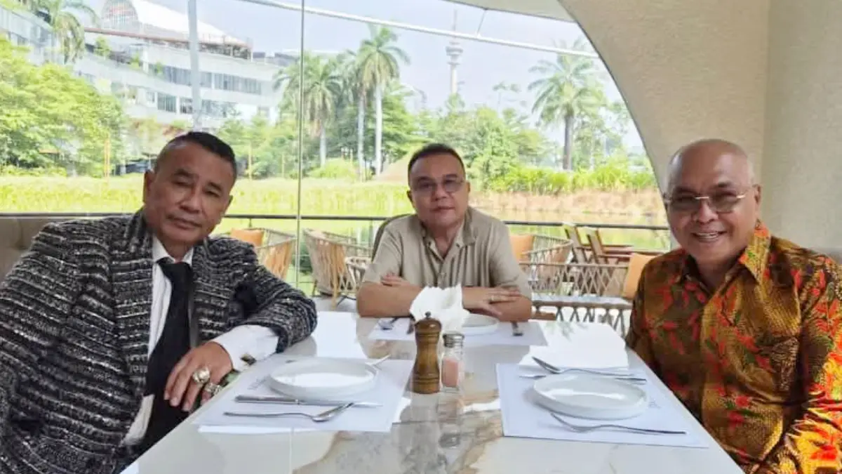 Ketua Umum PWI Pusat Akhmad Munir, Wakil Ketua DPR RI Sufmi Dasco Ahmad di Jakarta, dan Hotman Paris Hutapea saat bertemu Selasa, 28 Juli 2026. (Dok. Bakom RI)