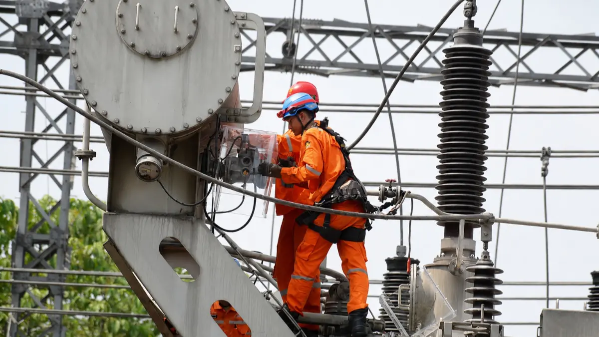 PLN memperkuat keandalan pasokan listrik Bogor dengan melakukan pemeliharaan trafo strategis GI Semen Baru jelang HUT ke-81 RI. (Dok. PLN)
