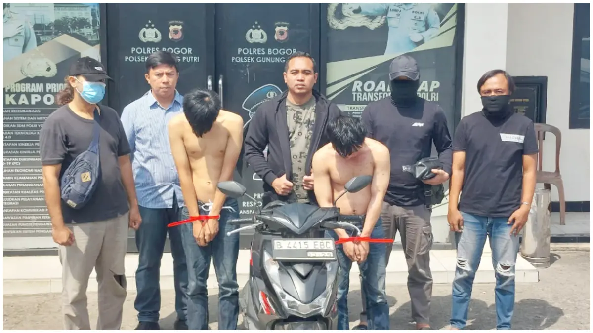 Polsek Gunung Putri saat mengamankan pelaku curanmor dan penadah di Kecamatan Gunung, Kabupaten Bogor. (Foto: Kapolsek for Radar Bogor)