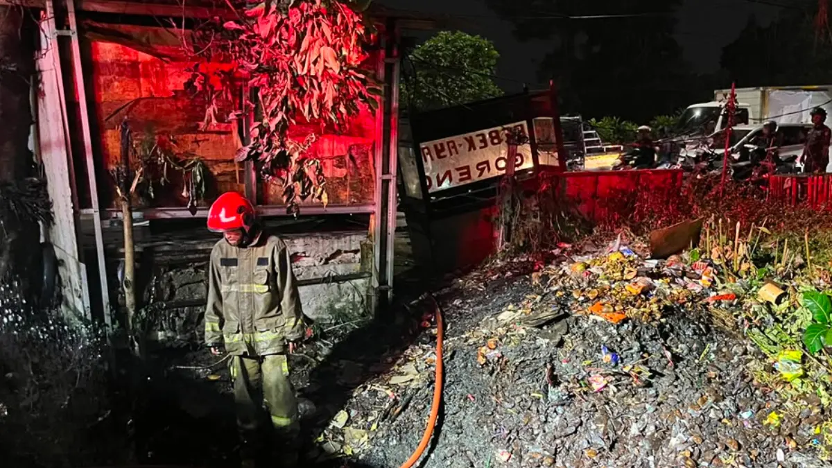 Proses pemadaman tumpukan sampah di Jalan Sholeh Iskandar Kota Bogor, Selasa, 28 Juli 2026. (Aziz/Radar Bogor)