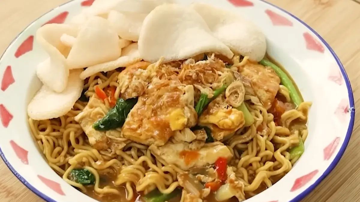 Resep mie nyemek telur. (Foto: YouTube Devina Hermawan)