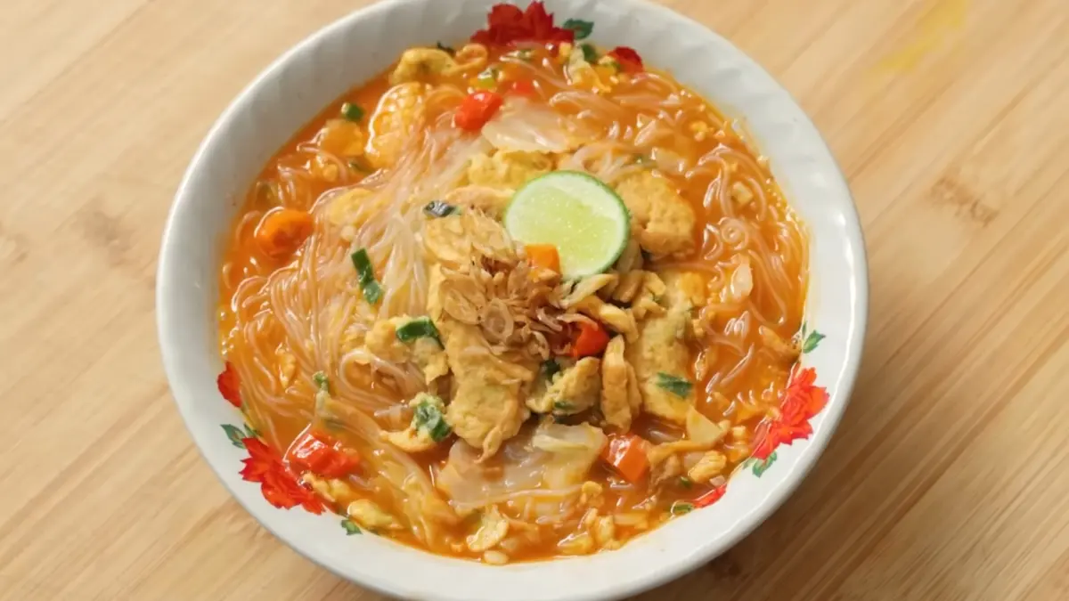Resep sohun kuah telur pedas. (Foto: YouTube Devina Hermawan)