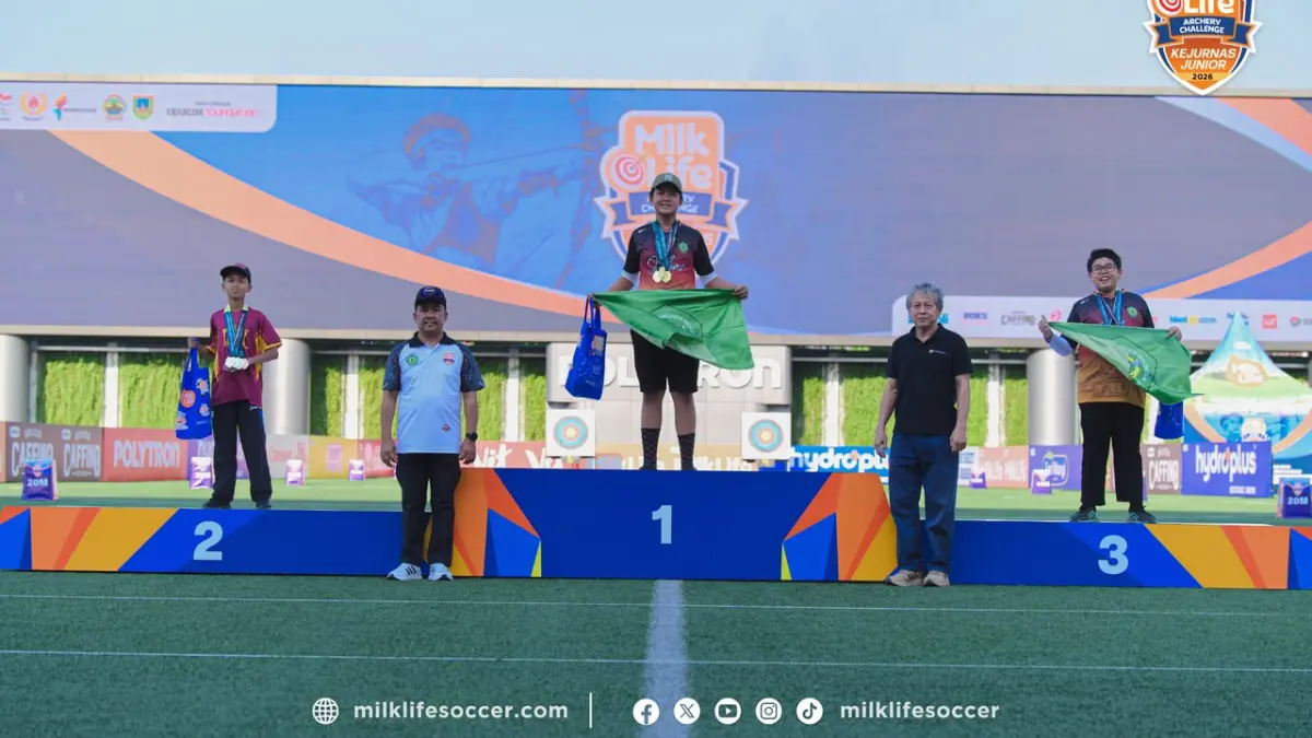 Saka Yusuf Rahmadani tersenyum bangga memperlihatkan deretan medali emas yang diraihnya di ajang MilkLife Archery Challenge Kejurnas Panahan Junior 2026. Foto: Dok Pribadi