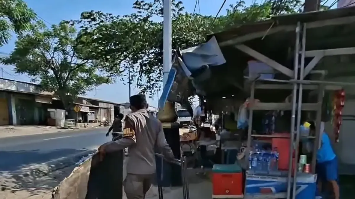 Satpol PP Kecamatan Cileungsi saat melakukan penertiban PKL di Jalan Raya Narogong-Cileungsi, Kecamatan Cileungsi, Kabupaten Bogor, Selasa, 28 Juli 2026. (Dok. Pemerintah Kecamatan Cileungsi)