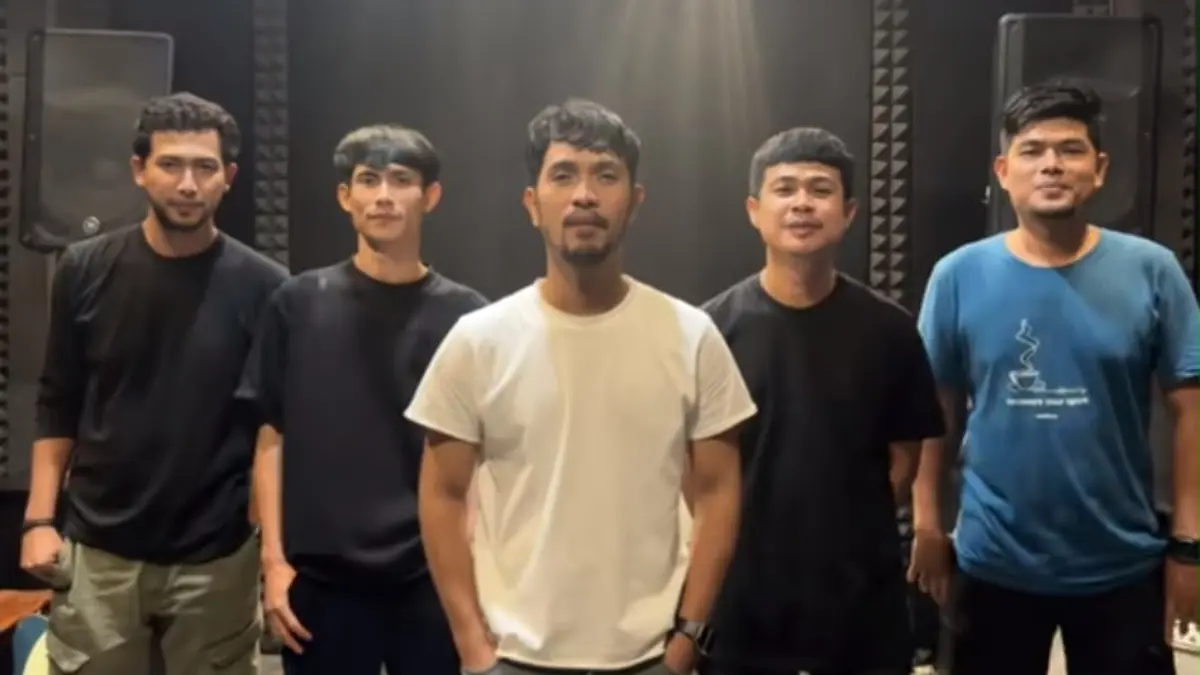 Sempat vakum bertahun-tahun, momen comeback Band Adista di Parepare warnai panggung dengan ungkapan haru dan lautan cahaya lampu ponsel penonton. Foto: tangkapan layar TikTok: @adistaband_