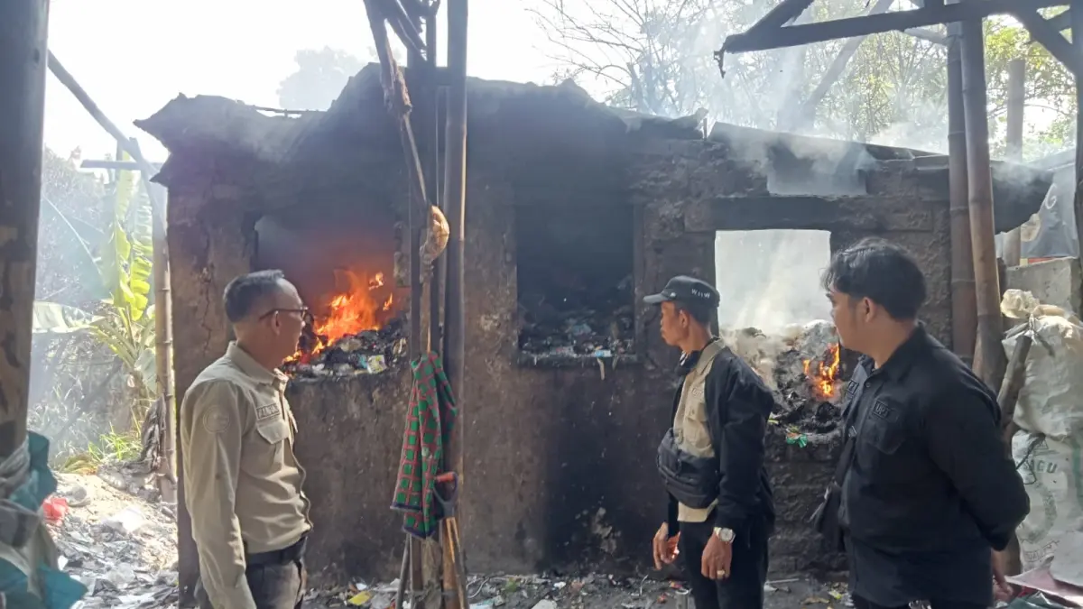 Tim UPT Pengelolaan Sampah Wilayah III Ciawi saat sidak ke lokasi pembakaran sampah di Kampung Tipar, Desa dan Kecamatan Ciawi, Selasa 28 Juli 2026.
(Dok. UPT Pengelolaan Sampah Ciawi)