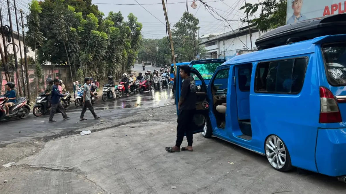 Angkot saat ngetem di sisi Jembatan Wika atau Kedep, Kecamatan Gunung Putri, Kabupaten Bogor. (Muhammad Ali/Radar Bogor)