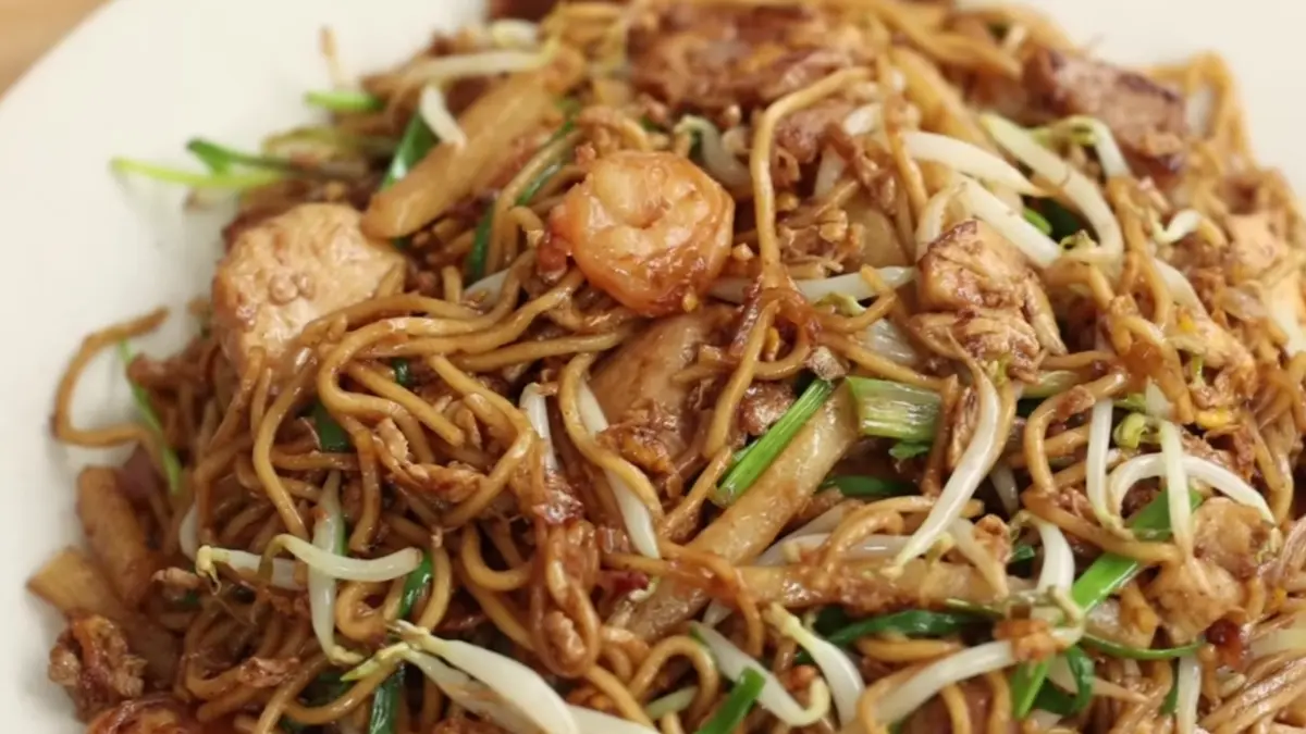 Bakmie goreng ala restoran Chinese (Foto: YouTube Devina Hermawan)