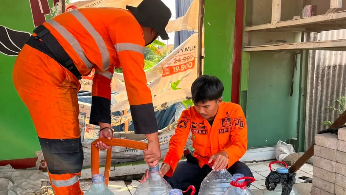 BPBD Kota Bogor menyalurkan air bersih kepada warga terdampak kekeringan di wilayah Sukaresmi, Kecamatan Tanah Sareal. (Dok. BPBD Kota Bogor)