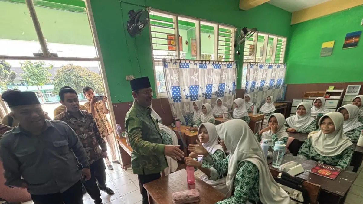 Dirjen Pendis Kemenag RI, Prof Dr Amien Suyitno saat berkunjung ke MTsN 3 Bogor, Karadenan, Cibinong. (Billy/Radar Bogor)