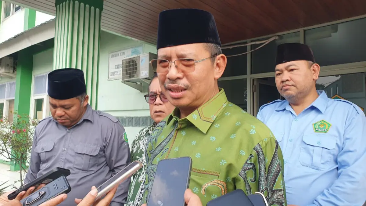 Dirjen Pendis Kemenag RI, Prof Dr Amien Suyitno saat menyampaikan keterangan usai berkunjung ke MTsN 3 Bogor, Karadenan, Cibinong.(Billy/Radar Bogor)