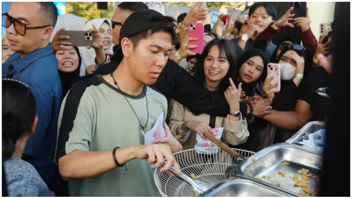 Iqbaal Ramadhan melayani pembeli saat berjualan gorengan di Makassar. (Foto: Instagram imajinari.id dan @latihanpestapora) &nbsp;