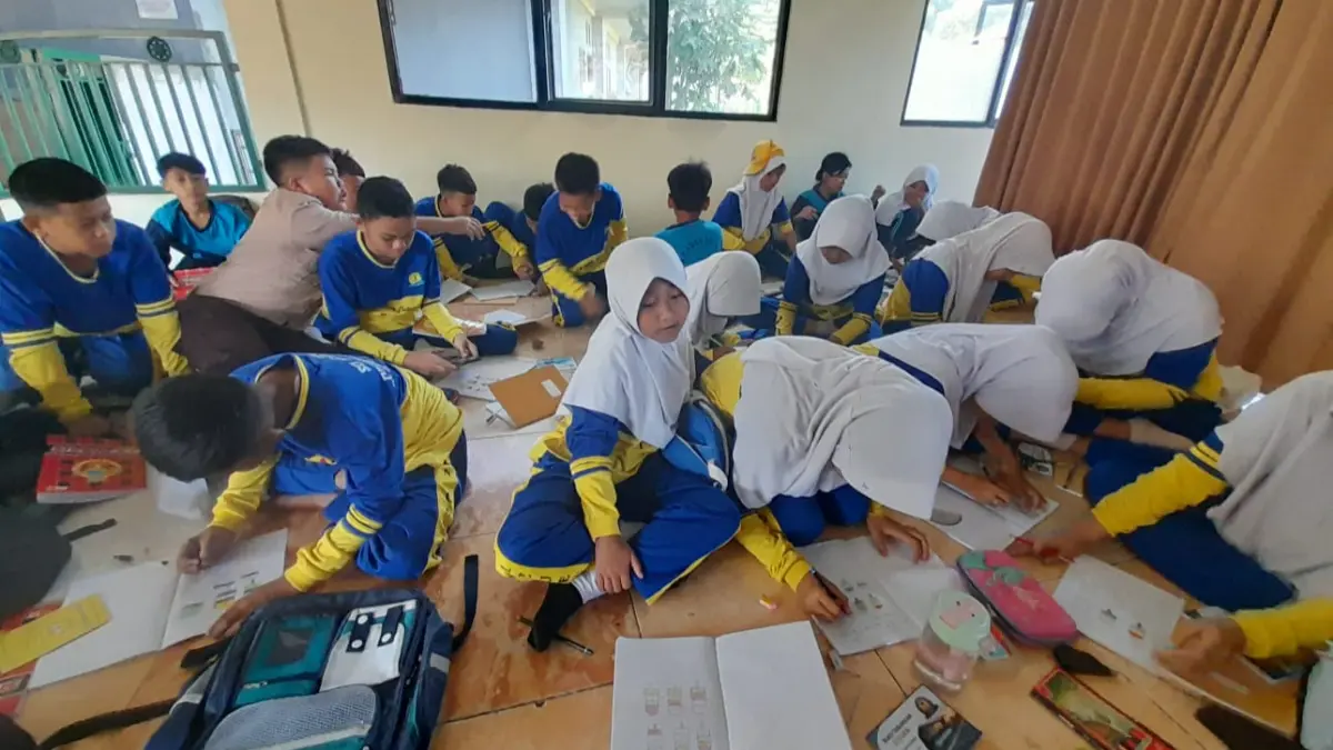 Kegiatan belajar mengajar siswa SDN Cadasleueur, Desa Bantarkaret, Nanggung sementara di gedung madrasah selama proses perbaikan ruang kelas.
(Dok. Kepala SDN Cadasleueur)