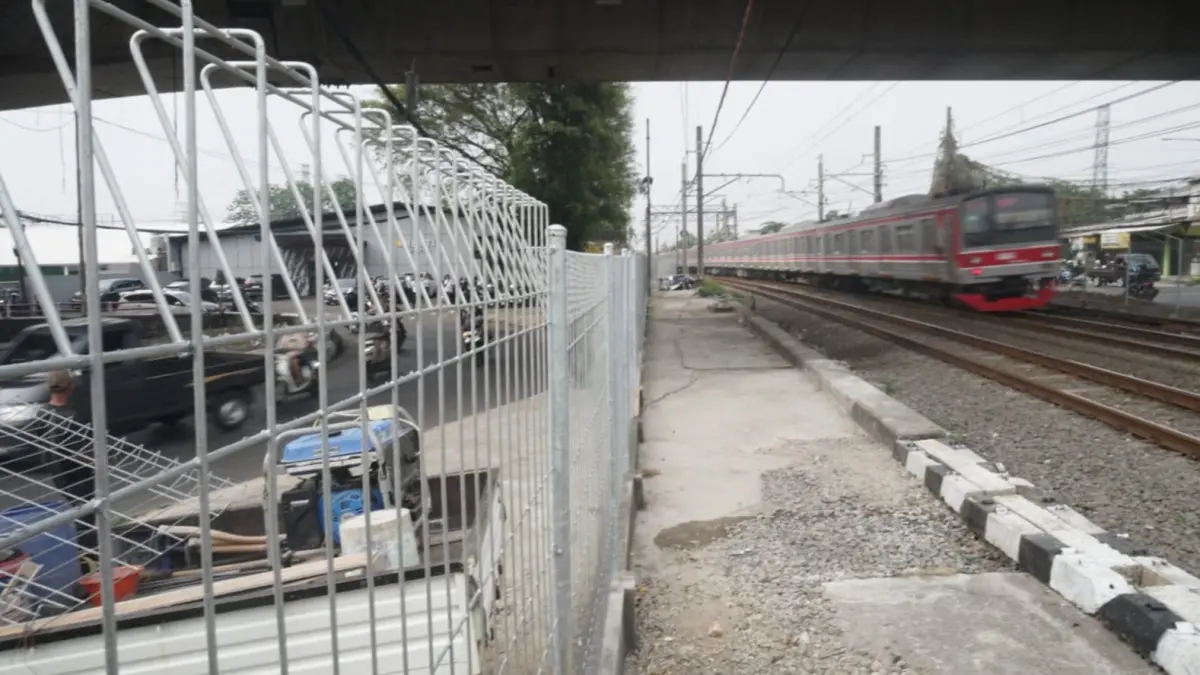 Penutupan perlintasan kereta api sebidang di Jalan Sholeh Iskandar Kota Bogor, Rabu, 29 Juli 2026. (Sofiansyah/Radar Bogor)