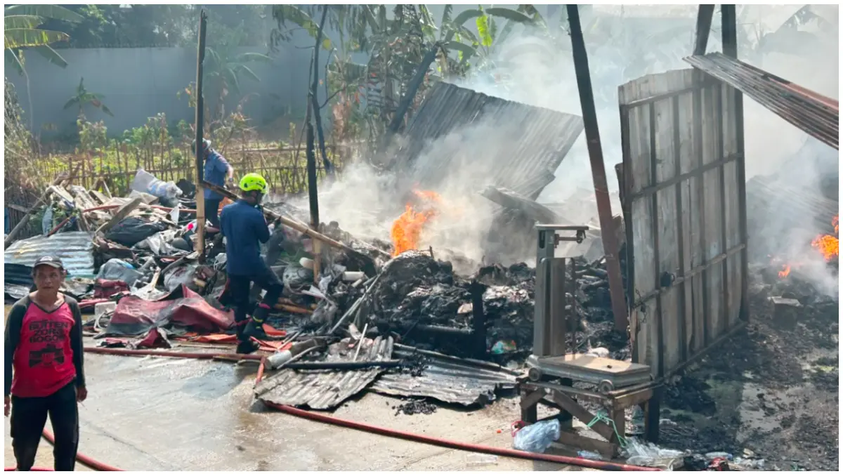 Proses pemadaman gudang rongsokan yang terbakar di Kampung Ciheuleut, Baranangsiang, Kota Bogor. (Foto : Fauzan/Radar Bogor)