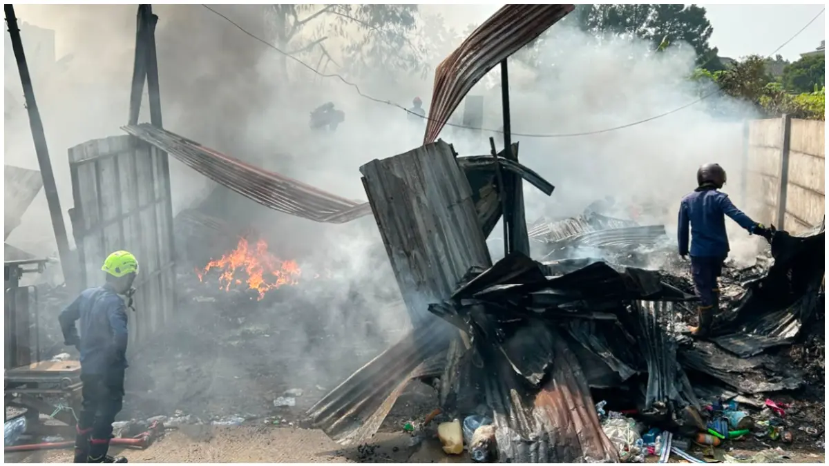 Proses pemadaman gudang rongsokan yang terbakar di Kampung Ciheuleut, Baranangsiang, Kota Bogor. (Foto : Fauzan/Radar Bogor)