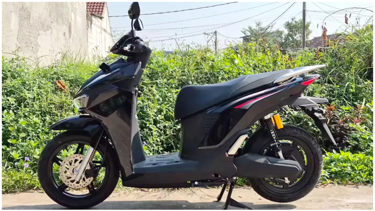 Tampilan elegan dari motor listrik asal Vietnam, VinFast Viper dengan bagasi yang luas. (Foto: YouTube Muhammad Rizki)