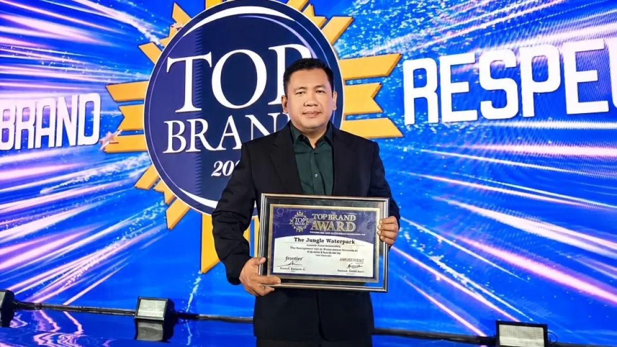 General Manager The Jungle Waterpark Zakky Afifi saat menerima penghargaan Top Brand di Hotel Mulia Jakarta, Rabu 29 Juli 2026.