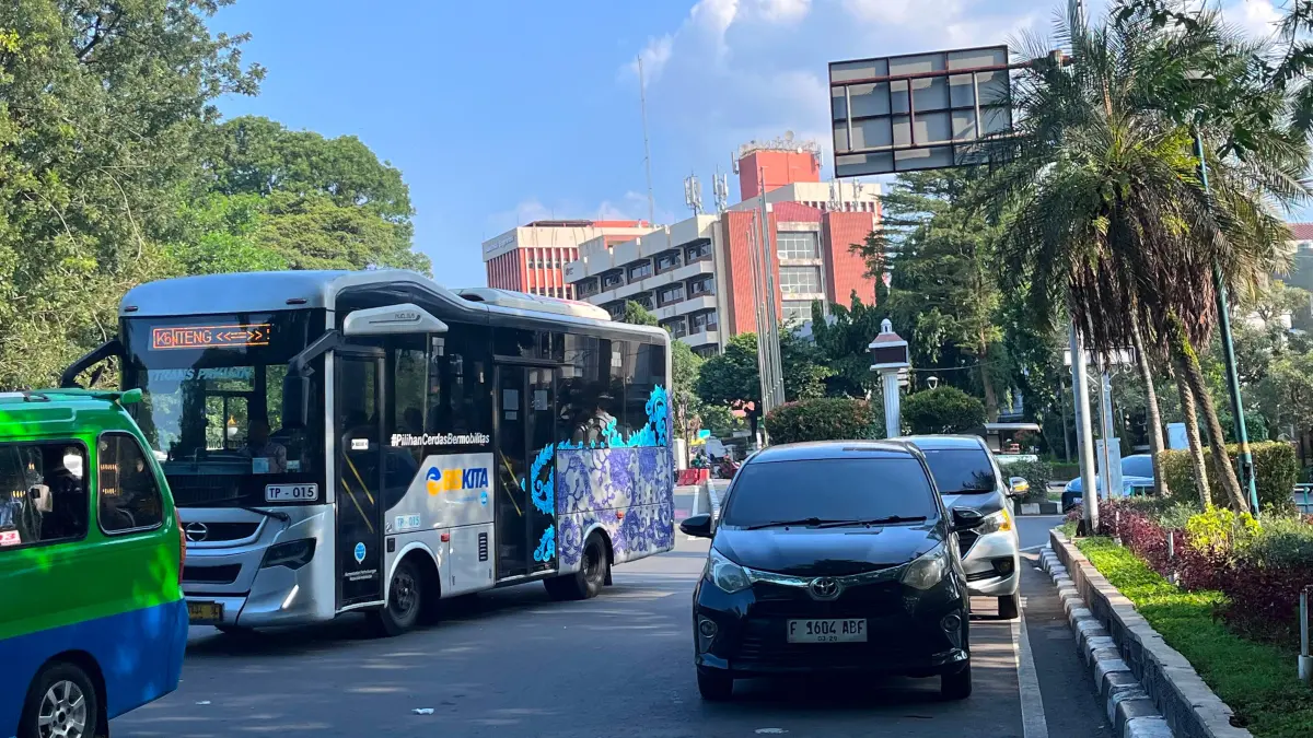 Ilustrasi kendaraan yang parkir di bahu Jakan Sudirman Kota Bogor. (Foto : Dzikry/Radar Bogor)