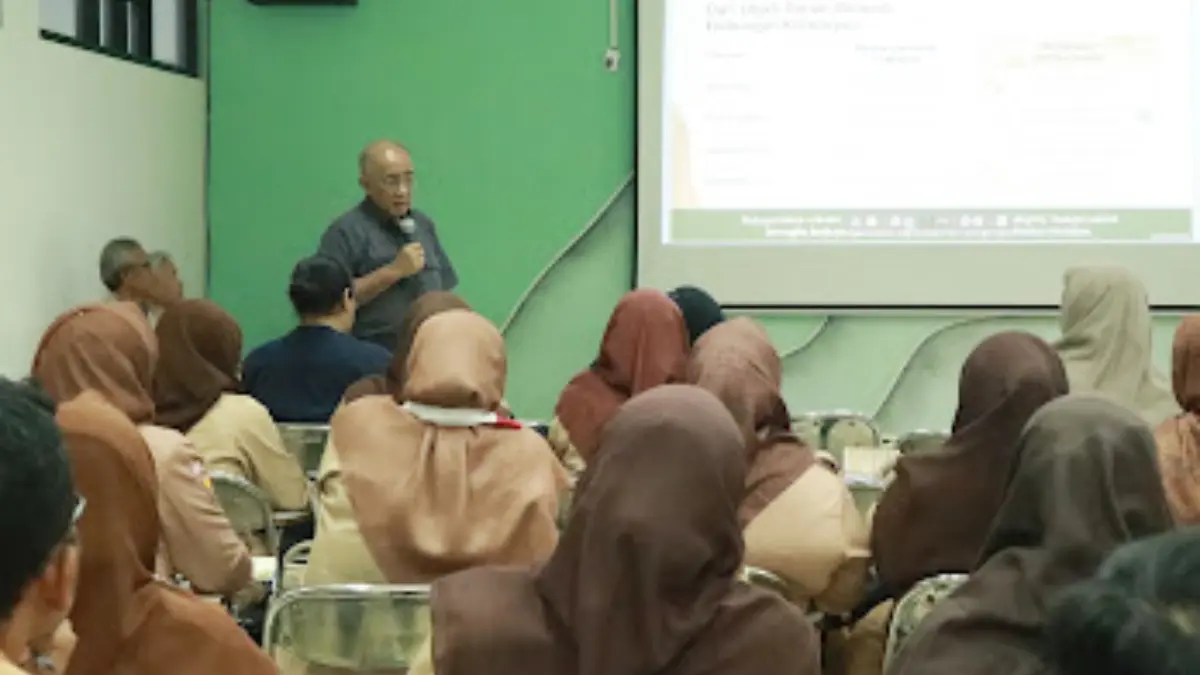Kepala Pusat Budaya Sunda Unpad Prof Dr. Ir. Ganjar Kurnia DEA pada Lokakara Ekoliterasi Konservasi di Gedung Fisip Unpad Jatinangor. (Dok. Unpad)