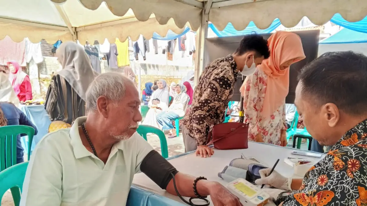 Layanan pengobatan gratis yang digelar Perumda Tirta Pakuan Kota Bogor di RT 02 RW 04, Kelurahan Pasir Kuda, Kecamatan Bogor Barat, Kamis 30 Juli 2026. (Foto: Fikri/Radar Bogor)