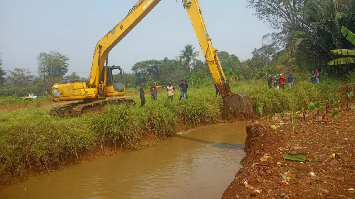 Normalisasi Kali Cibeuteung di Desa Candali, Kecamatan Rancabungur dilakukan pada Kamis, 30 Juli 2026. (Dok. Diskominfo Kabupaten Bogor)