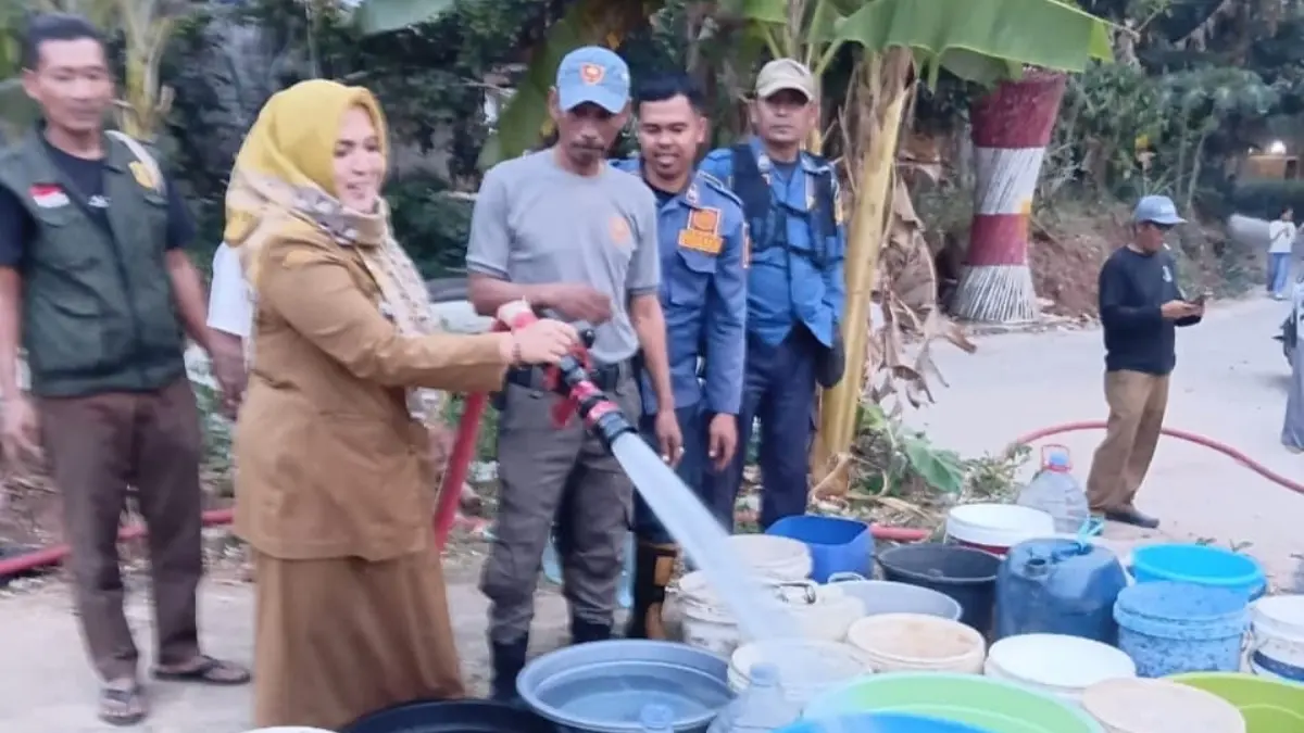 Pemerintah Desa Kuripan, Ciseeng, Kabupaten Bogor bersama dinas terkait menyalurkan bantuan air bersih kepada warga terdampak kekeringan. (Dok. Kades Kuripan)