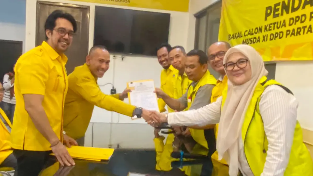 Rusli Prihatevy menyerahkan formulir pendaftaran bakal calon Ketua DPD Partai Golkar Kota Bogor di Kantor DPD Golkar Kota Bogor, Kamis, 30 Juli 2026. (Fikri/Radar Bogor)