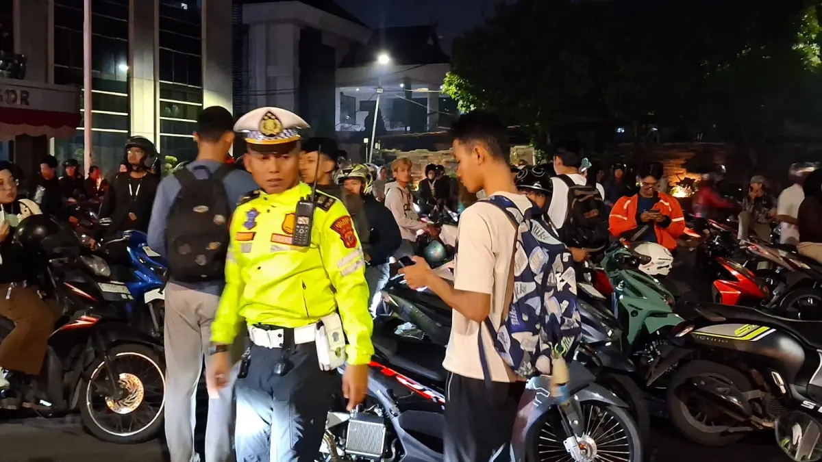 Sejumlah kendaraan saat diperiksa oleh petugas Satlantas Polres Bogor di Mako Polres Bogor pada Rabu 29 Juli 2026 malam. (Foto:Billy/Radar Bogor)