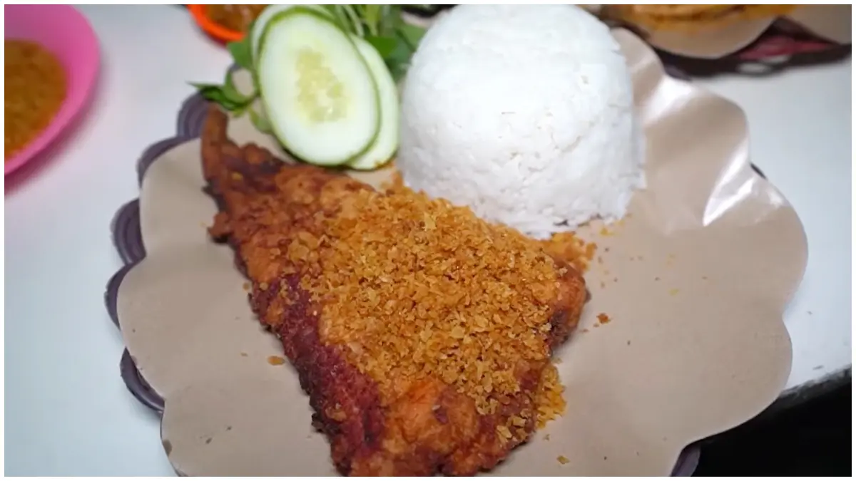 Tampilan menu di kedai Ayam Penyet Pondok labu dengan menu unik lele fillet. (Foto: Kanal Youtube @Boengkoes)