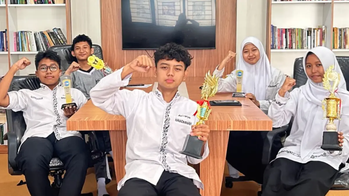 Haeqal Muhammad Isma Fauzan bersama sejumlah siswa prestasi MAN 1 Bogor. (Dok. MAN 1 Bogor)