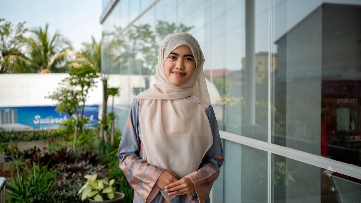 Mahasiswi asal Kuala Lumpur, Malaysia, Fatin Nur Aisyah Binti Ahmad Azfian saat menjalani aktivitas akademik di UM Bandung. (Dok. UM Bandung)