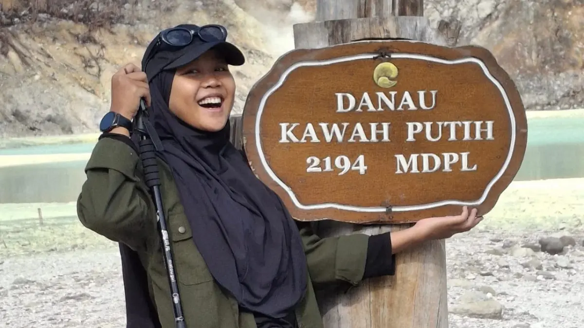 Mei warga Cimahpar, Kota Bogor penyintas thalasemia saat menjalankan hobinya mendaki gunung. (Instagram @@mdlstr_30)&nbsp;