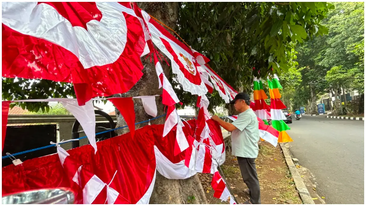 Penjual bendera di Jalan Ahmda Yani Kota Bogor. (Foto : Fauzan/Radar Bogor)