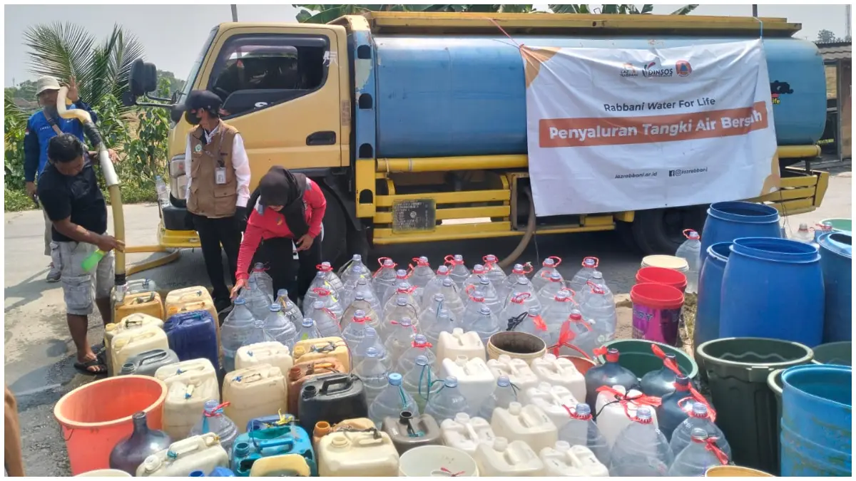 Penyaluran bantuan air bersih dari LAZ Rabbani kepada warga terdampak kekeringan di Kabupaten Bogor.