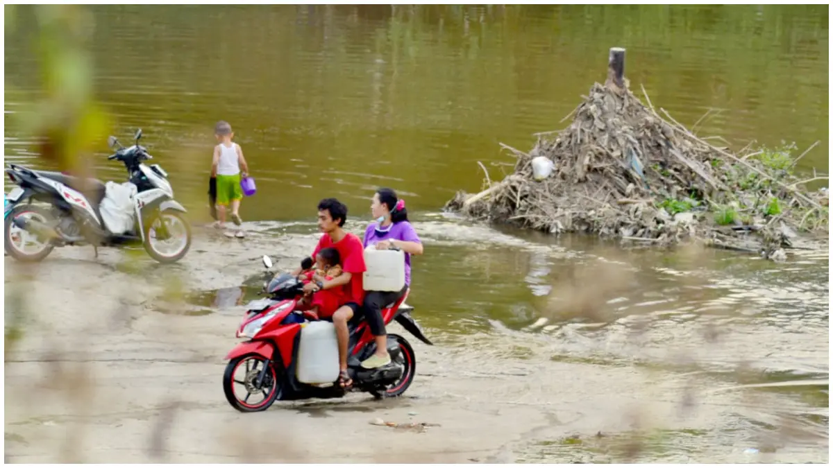 Sejumlah warga Bojongengsel, Citeureup, &nbsp;Bogor memanfaatkan aliran Sungai Cileungsi untuk mencuci dan mandi akibat musim kemerau. Foto : Hendi Novian / Radar Bogor