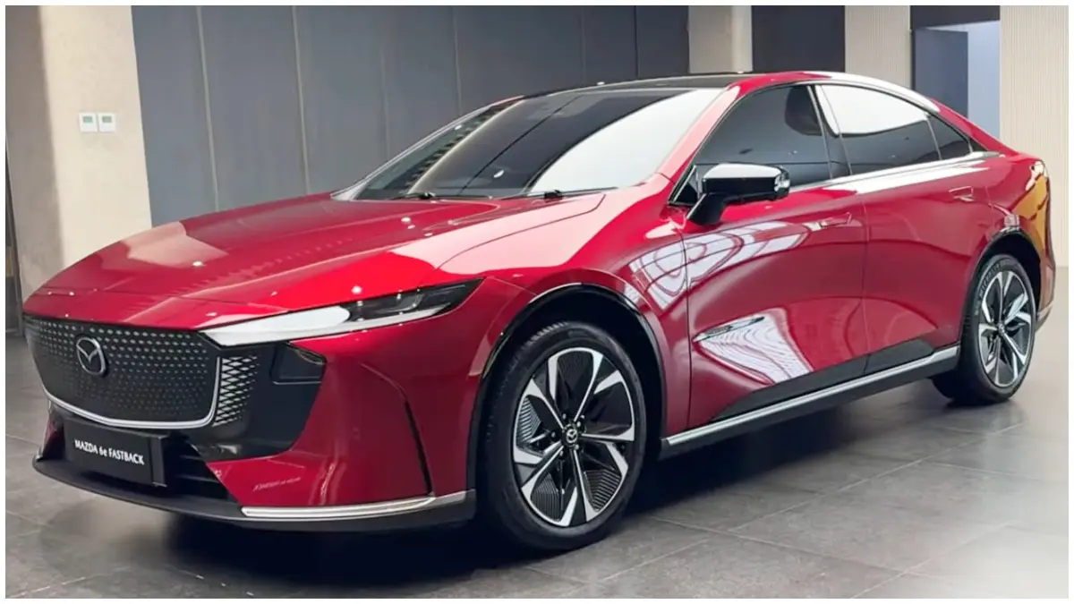 Tampilan elegan dan futuristik dari mobil listrik Mazda 6e Fastback. (Foto: Kanal YouTube AoutonetMagz)